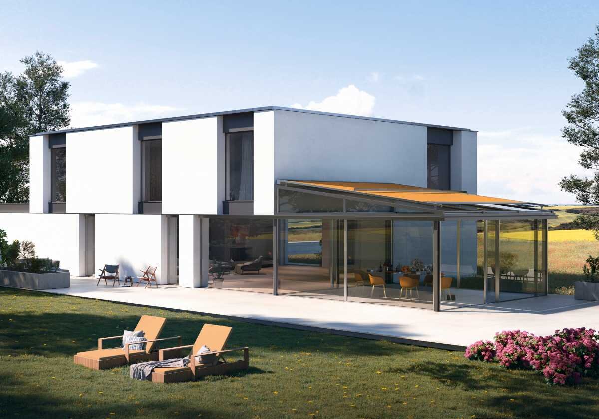 Wintergarten mit orangener Wintergartenmarkise