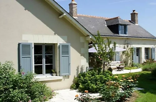 Haus mit Klappläden an den Fenstern