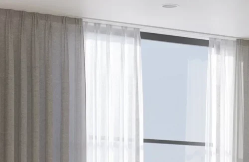 Elegante Vorhangkombination aus transparentem und blickdichtem Stoff