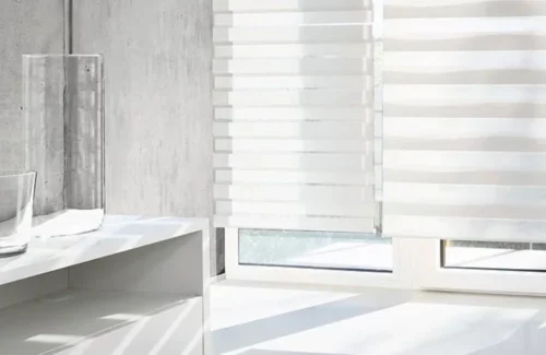 Helles Wohnzimmer mit modernen weißen Doppelrollos