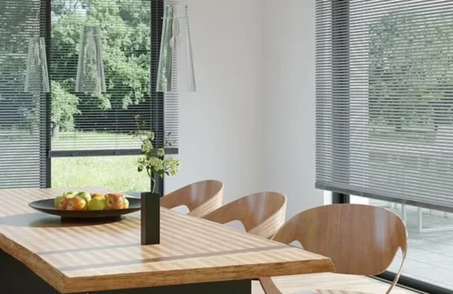 Moderner Essbereich mit großen Fenstern und stilvollen Jalousien