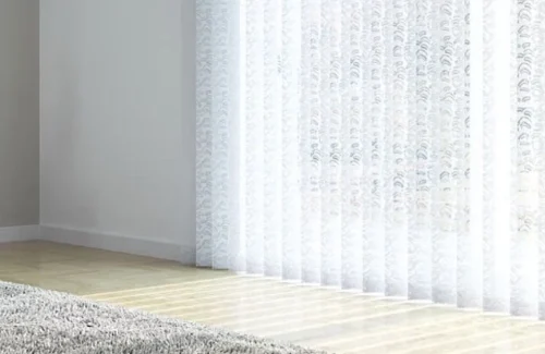 Lichtdurchlässiger Lamellenvorhang vor bodentiefem Fenster