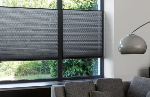 Moderne Plissees vor großem Fenster im Wohnzimmer