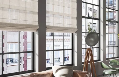 Große Fensterfront mit hellen Raffrollos in modernem Wohnraum