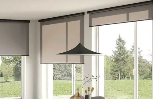 Esszimmer mit großen Fenstern und modernen Sichtschutz-Rollos